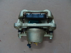 картинка СКОБА ПЕРЕДНЕГО ТОРМОЗА ПРАВАЯ В СБОРЕ F3, F-3R  10247657-00